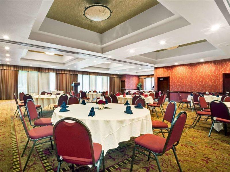 Ramada By Wyndham Tukwila Southcenter Hotel Exterior photo