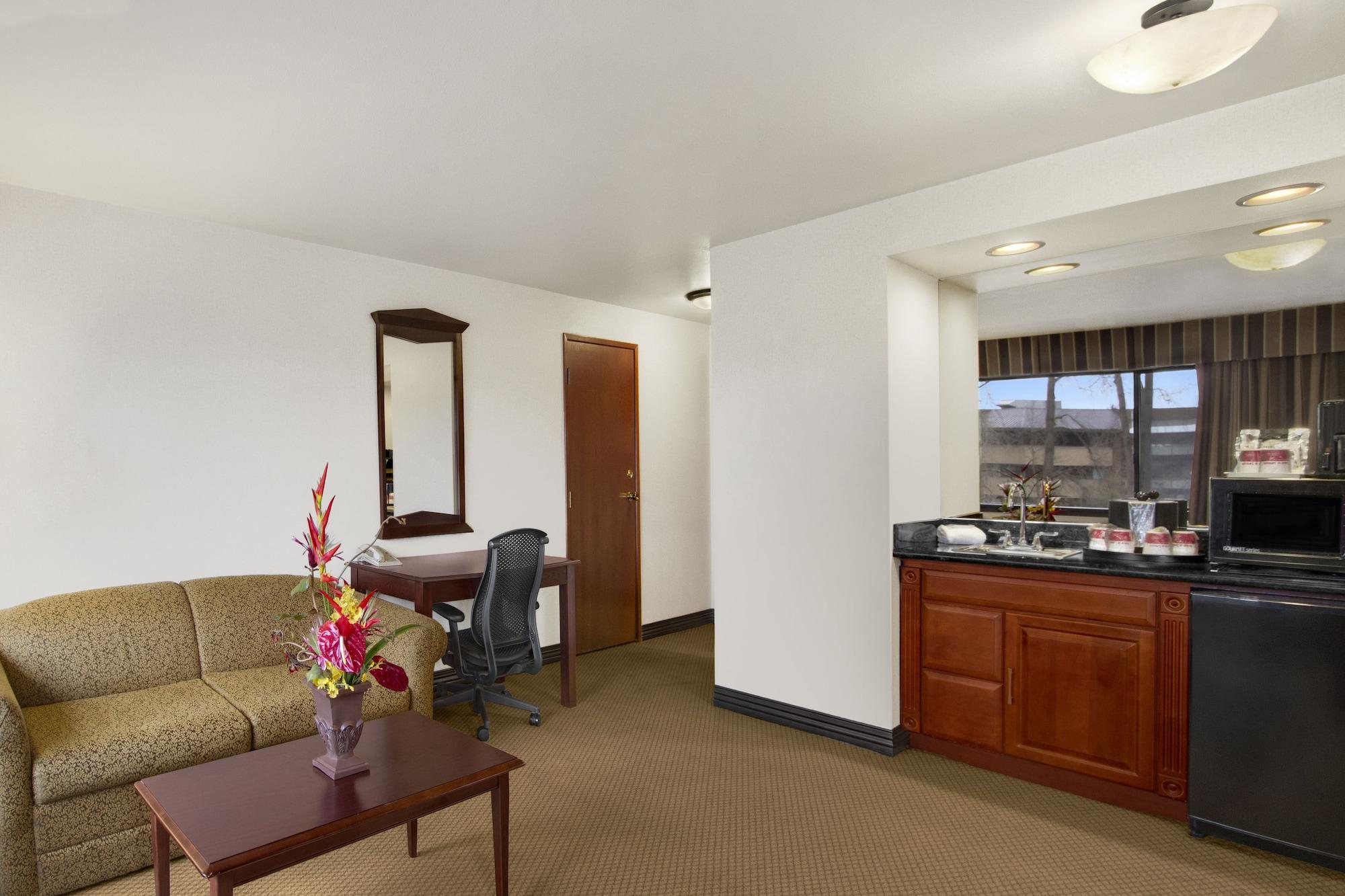 Ramada By Wyndham Tukwila Southcenter Hotel Exterior photo