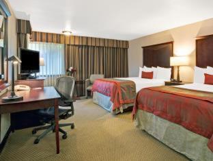 Ramada By Wyndham Tukwila Southcenter Hotel Room photo